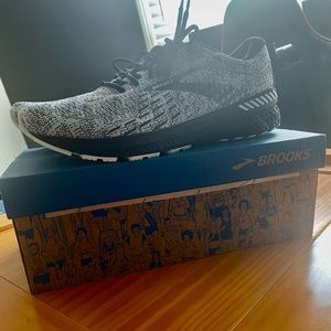 BROOKS | Mens athletic shoes | size 13
